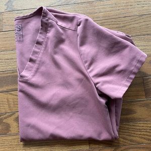 Figs mauve two pocket scrub top